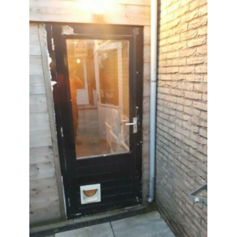 hardhouten deur met kozijn
