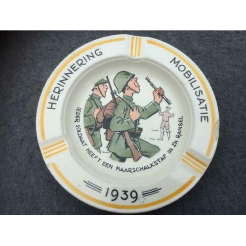 Mobilisatie - souvenir 1939 asbak (3) 'Soldaat / Maarschalk'