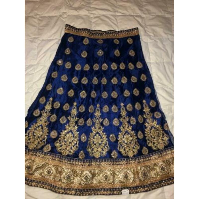 Goud- donker blauwe lehenga/ gharara.
