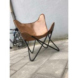 Design vlinderstoel.cognac leer met stevig demontabel frame.