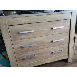 Babykamer: commode, ledikant, plank, matras, verschoonkussen