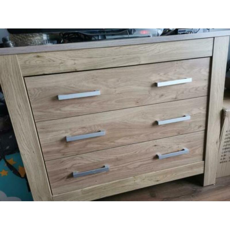 Babykamer: commode, ledikant, plank, matras, verschoonkussen