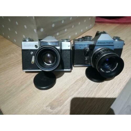 Analoge spiegelreflex camera Praktika-MTL3 en Zenit-E.
