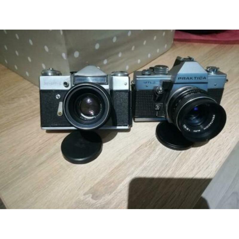 Analoge spiegelreflex camera Praktika-MTL3 en Zenit-E.