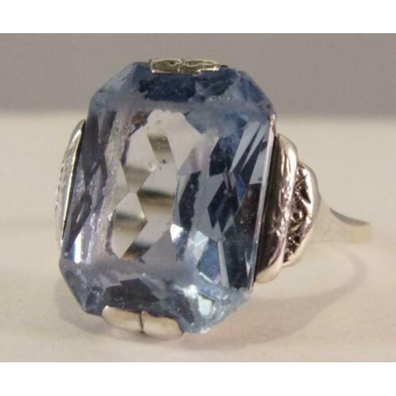 Antieke Art Deco ring met Blauwe Topaas. 14 karaat goud