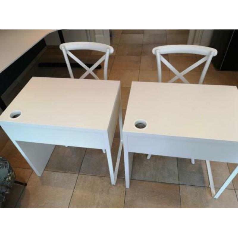 2 bureaus met white wash bistro stoeltjes. Als nieuw