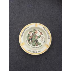 Mobilisatie - souvenir 1939 asbak (3) 'Soldaat / Maarschalk'