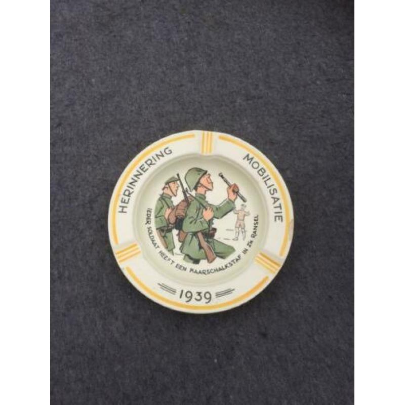 Mobilisatie - souvenir 1939 asbak (3) 'Soldaat / Maarschalk'