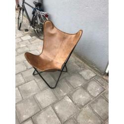 Design vlinderstoel.cognac leer met stevig demontabel frame.