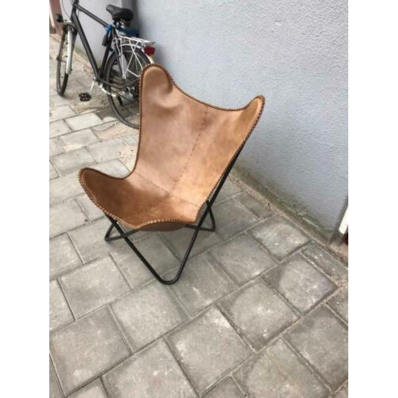 Design vlinderstoel.cognac leer met stevig demontabel frame.