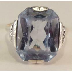 Antieke Art Deco ring met Blauwe Topaas. 14 karaat goud