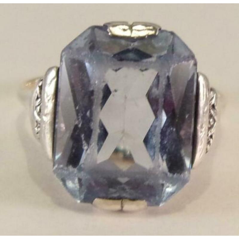 Antieke Art Deco ring met Blauwe Topaas. 14 karaat goud