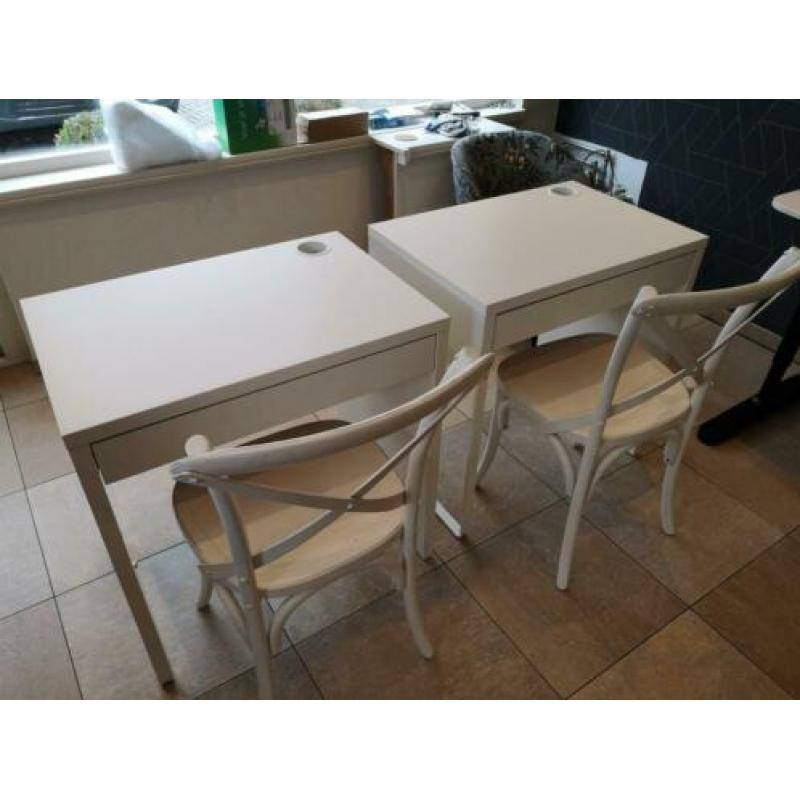 2 bureaus met white wash bistro stoeltjes. Als nieuw