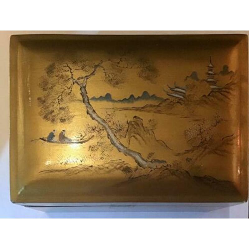 Oude japanse lakdoos goud kleur handbeschilderd