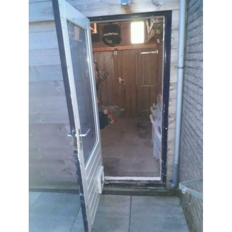 hardhouten deur met kozijn