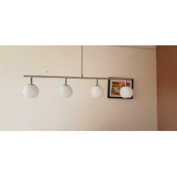 Te koop hanglamp met vier melkwitte bollen
