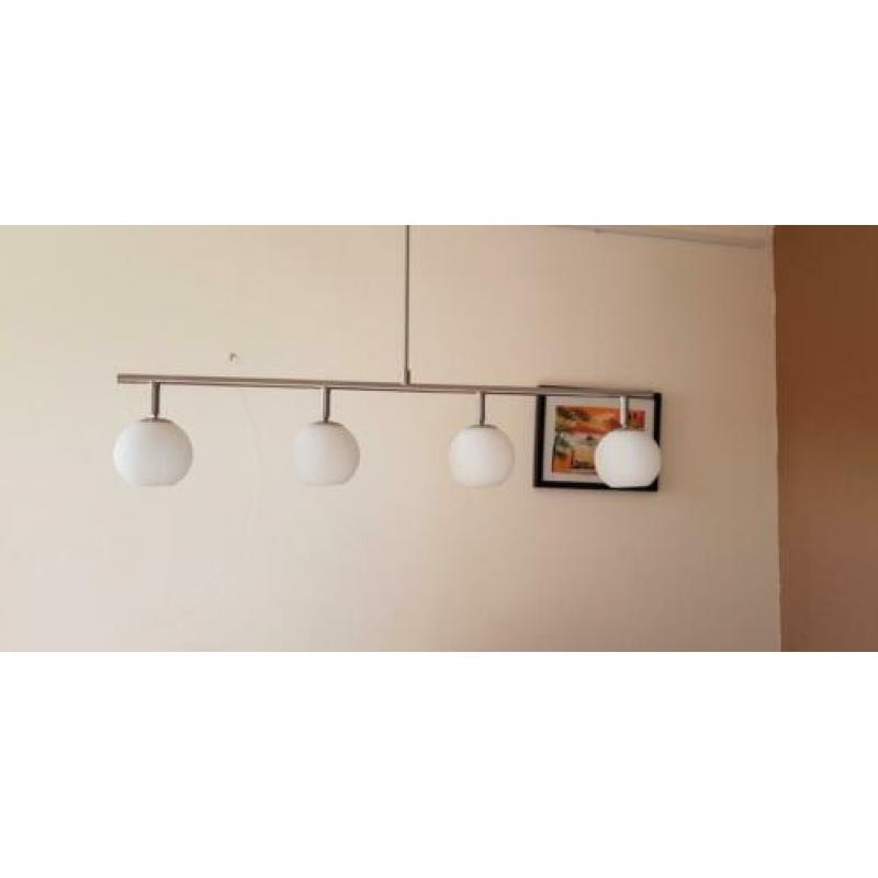 Te koop hanglamp met vier melkwitte bollen