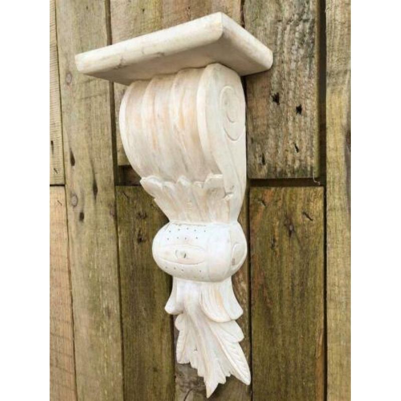 Wandconsole, gesneden uit koloniaals hout, er fraai!