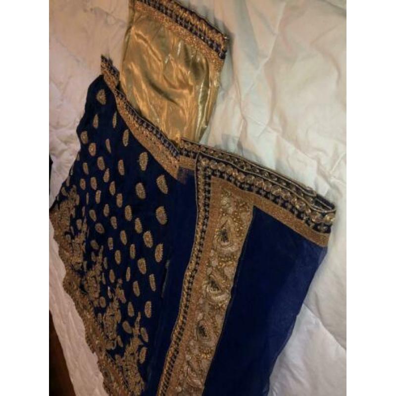 Goud- donker blauwe lehenga/ gharara.