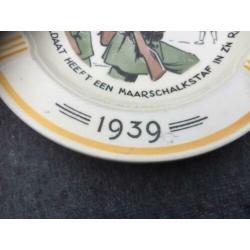 Mobilisatie - souvenir 1939 asbak (3) 'Soldaat / Maarschalk'