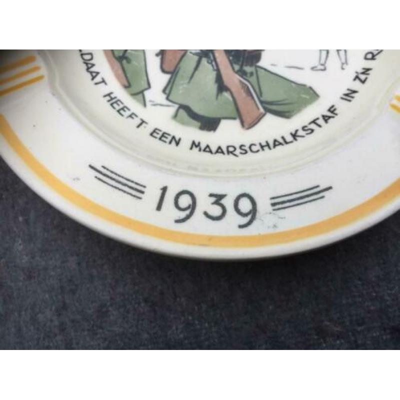 Mobilisatie - souvenir 1939 asbak (3) 'Soldaat / Maarschalk'
