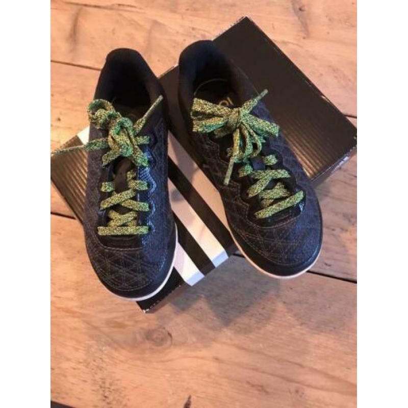 Adidas kunstgras voetbalschoen zwart maat 28