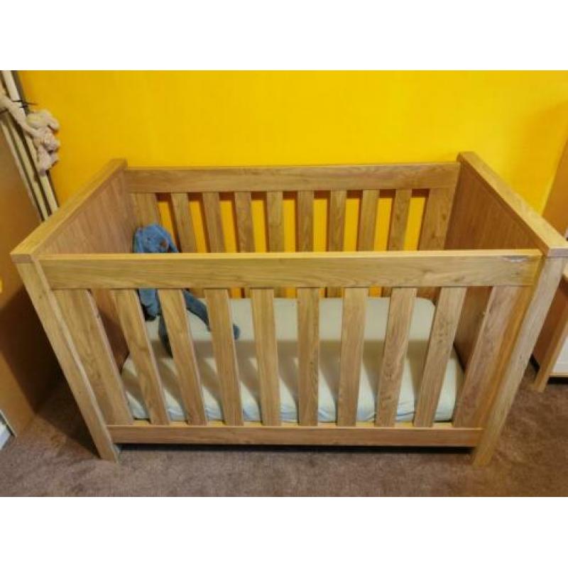 Babykamer: commode, ledikant, plank, matras, verschoonkussen