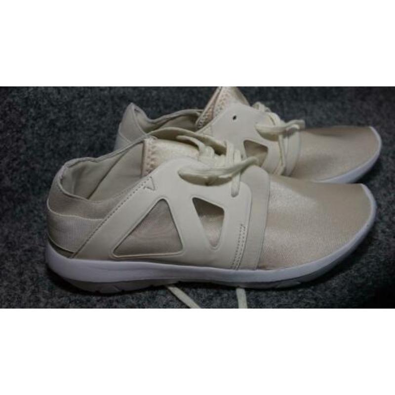 nieuw champagne creme gympen