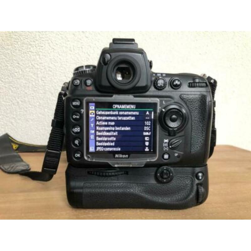 Nikon D700 + MB-D10 grip 16.046 clicks