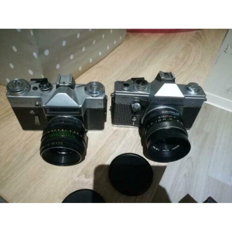 Analoge spiegelreflex camera Praktika-MTL3 en Zenit-E.