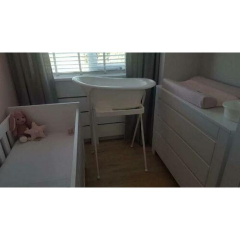 wit zowat nieuw babybadje te koop