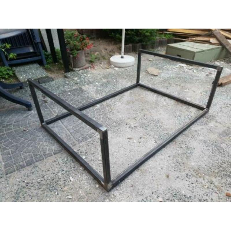 Metalen rek voor afzuigkap of salontafel