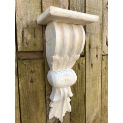 Wandconsole, gesneden uit koloniaals hout, er fraai!