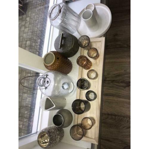 MOET NU WEG!Woonaccessoires incl bijzettafels en vloerkleden