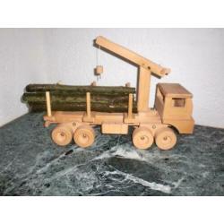 Houten vrachtauto met hout lading