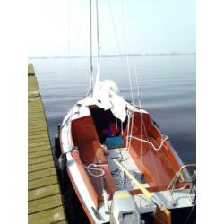 Zeilboot Kolibri 560 + stallingstrailer en buitenboordmotor