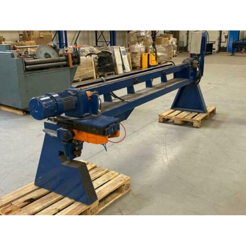 Decoiler en kraalmachine voor het maken van dakgoten