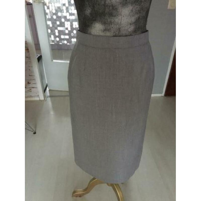 Licht grijze classic rok maat 38