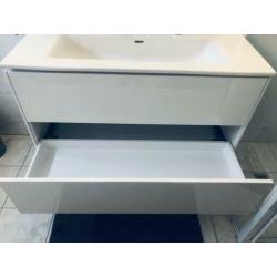 Badkamer meubel wit met spiegel en wastafel met kranen
