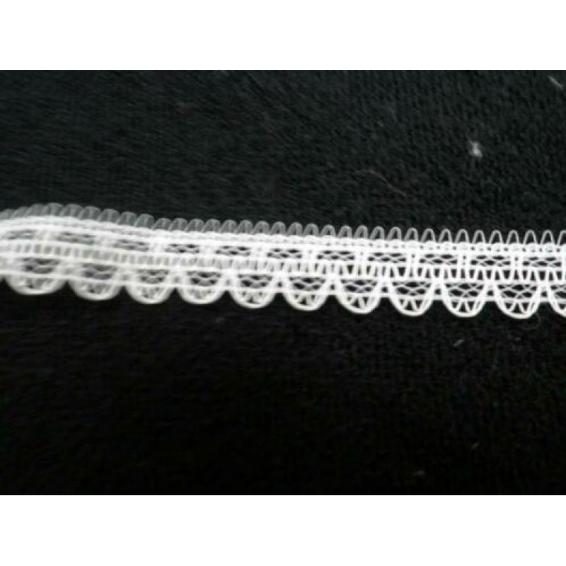 Zolderopruiming--mooie smalle kantjes--synthetisch--2 versch