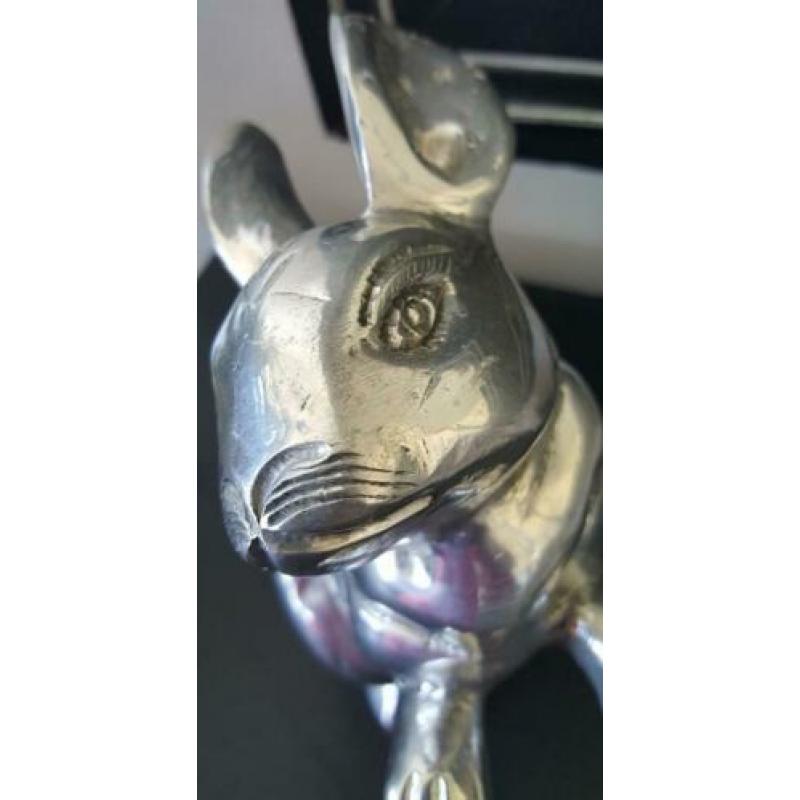 Antiek sculptuur beeld haas zilver/ aluminium is erg zwaar