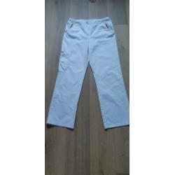 Witte uniform broeken voor in de zorg.
