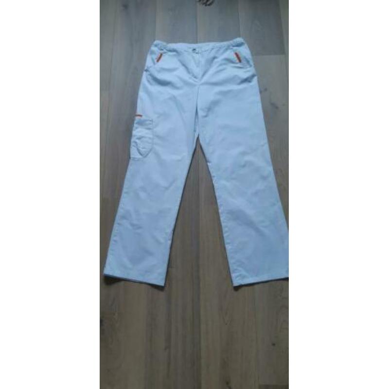 Witte uniform broeken voor in de zorg.
