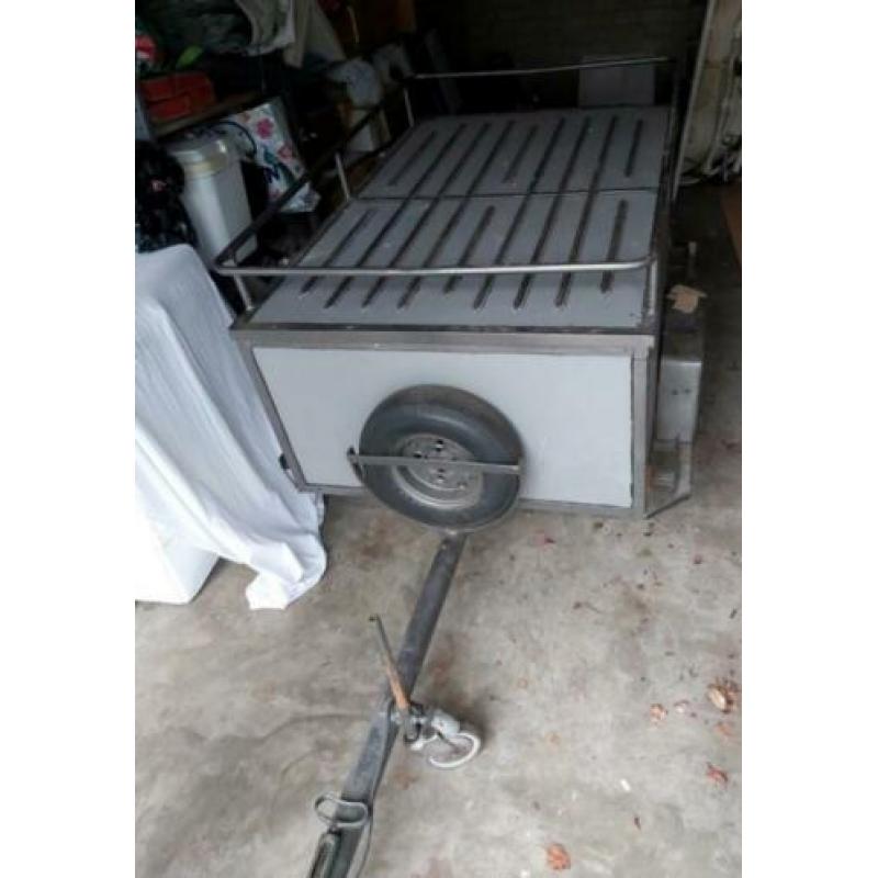 Gesloten bagage / gereedschap aanhangwagen met reserve wiel