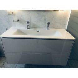 Badkamer meubel wit met spiegel en wastafel met kranen