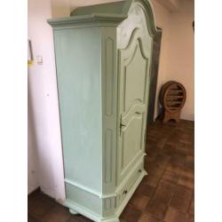 Geverfd houten kast