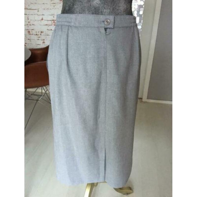 Licht grijze classic rok maat 38