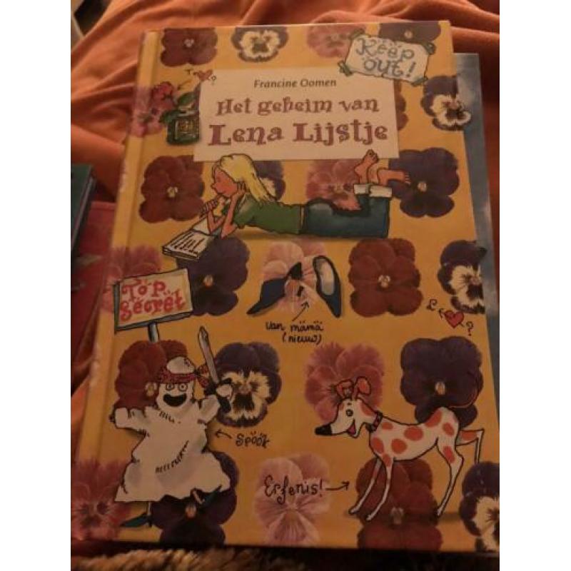 8 delen hoe overleef ik & 2 boeken van Lena