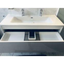 Badkamer meubel wit met spiegel en wastafel met kranen