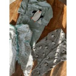 3x pyjama / boxpakje €2 met voetjes